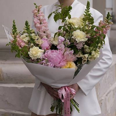 Букет полевых цветов с пионами